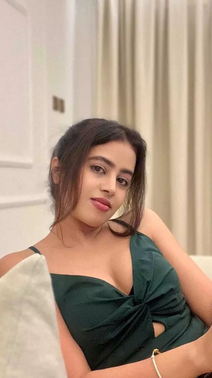 शोभिता राणा ने फ्लॉन्ट किया फिगर