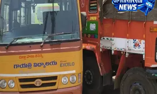Khammam में ट्रक ने स्कूल बस को मारी टक्कर, 15 छात्र घायल Khammam में ट्रक ने स्कूल बस को मारी टक्कर, 15 छात्र घायल