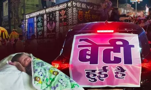 परिवार में 24 साल बाद हुई बेटी, जमकर आतिशबाजी परिवार में 24 साल बाद हुई बेटी, जमकर आतिशबाजी