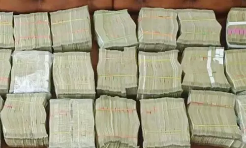 पश्चिम बंगाल चुनाव: 26 फरवरी से 6 अप्रैल तक 327.44 करोड़ रुपए मूल्य की अवैध वस्तुएं जब्त पश्चिम बंगाल चुनाव: 26 फरवरी से 6 अप्रैल तक 327.44 करोड़ रुपए मूल्य की अवैध वस्तुएं जब्त