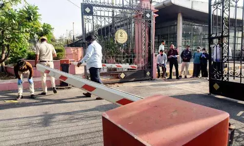 विधानसभा की सुरक्षा भंग करने के मामले में Delhi पुलिस के 2 अधिकारी निलंबित विधानसभा की सुरक्षा भंग करने के मामले में Delhi पुलिस के 2 अधिकारी निलंबित