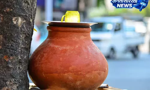 गर्मियों में मटका पानी: जानें क्यों मिट्टी के बर्तन में हाथ डालने से बचने की सलाह दी