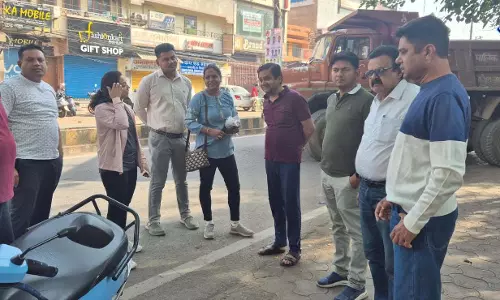 पण्डित सुन्दरलाल शर्मा स्कूल के पास लगे पान ठेला और गुमटी जब्त, नाले से 2 ट्रक मलबा निकाला गया