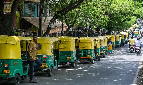 कर्नाटक में LPG संकट: ऑटो ड्राइवर कुछ समय के लिए अपने घर लौट रहे हैं कर्नाटक में LPG संकट: ऑटो ड्राइवर कुछ समय के लिए अपने घर लौट रहे हैं
