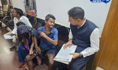 केबिन छोड़ दिव्यांग के पास बैठ गए कलेक्टर, गुहार सुनी