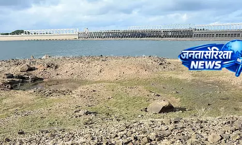 Heatwave : राज्य की झीलों और जलाशयों में पानी का लेवल तेज़ी से गिरा है Heatwave : राज्य की झीलों और जलाशयों में पानी का लेवल तेज़ी से गिरा है