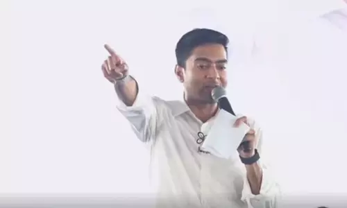 भड़काऊ भाषण देने पर टीएमसी महासचिव अभिषेक बनर्जी के खिलाफ चुनाव आयोग से शिकायत भड़काऊ भाषण देने पर टीएमसी महासचिव अभिषेक बनर्जी के खिलाफ चुनाव आयोग से शिकायत