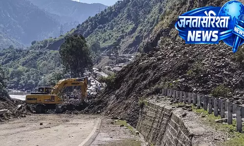 Jammu-श्रीनगर हाईवे पर लैंडस्लाइड: भारी बारिश के चलते ट्रैफिक दूसरे दिन भी ठहरा Jammu-श्रीनगर हाईवे पर लैंडस्लाइड: भारी बारिश के चलते ट्रैफिक दूसरे दिन भी ठहरा
