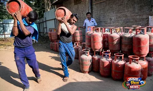 भुवनेश्वर: टिम्बर डिपो में LPG गैस सिलेंडर जमा किए हुए मिले भुवनेश्वर: टिम्बर डिपो में LPG गैस सिलेंडर जमा किए हुए मिले