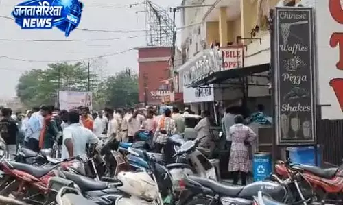 तेज रफ्तार कार मोबाइल शॉप में जा घुसी, कोरबा में बड़ा हादसा
