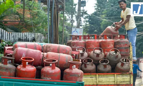 केंद्र सरकार ने LPG आवंटन का नया फॉर्मूला तय किया, फार्मा, फूड और कृषि जैसे क्षेत्रों को मिलेगी राहत केंद्र सरकार ने LPG आवंटन का नया फॉर्मूला तय किया, फार्मा, फूड और कृषि जैसे क्षेत्रों को मिलेगी राहत