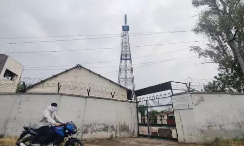 Amritsar के बसरके गिल्लन गांव में बंद ट्रांसमिशन टावर अब भी खड़ा