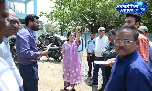 लाभांडी में पाइपलाइन कार्य अधूरा, महापौर मीनल चौबे ने लगाई कड़ी फटकार लाभांडी में पाइपलाइन कार्य अधूरा, महापौर मीनल चौबे ने लगाई कड़ी फटकार
