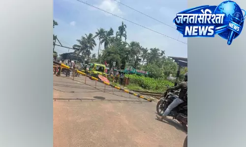 Kerala ; गाड़ी से रेलवे फाटक टूटा, छह घंटे तक ट्रैफिक बाधित रहा Kerala ; गाड़ी से रेलवे फाटक टूटा, छह घंटे तक ट्रैफिक बाधित रहा