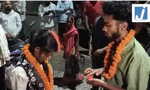Sex Racket की सूचना...होटल में पकड़े गए जोड़े ने सड़क पर रचाई शादी, तीन जोड़ों ने भरा विवाह का बांड Sex Racket की सूचना...होटल में पकड़े गए जोड़े ने सड़क पर रचाई शादी, तीन जोड़ों ने भरा विवाह का बांड