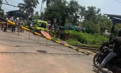Kerala : गाड़ी से रेलवे फाटक टूट गया, छह घंटे तक ट्रैफिक बाधित रहा Kerala : गाड़ी से रेलवे फाटक टूट गया, छह घंटे तक ट्रैफिक बाधित रहा