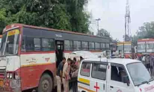 दिखी खड़ी बस के अंदर ड्राइवर की लाश लटकी, लोग हुए इकट्ठा