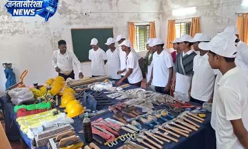 विशेष लेख : कभी बंदूक थामकर हिंसा करने वाले माओवादी अब सीख रहे हुनर विशेष लेख : कभी बंदूक थामकर हिंसा करने वाले माओवादी अब सीख रहे हुनर
