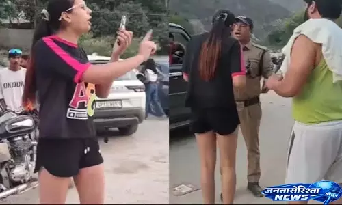Ganga के पास शराब पीते हुए महिला ने पुलिस पर चिल्लाया Ganga के पास शराब पीते हुए महिला ने पुलिस पर चिल्लाया