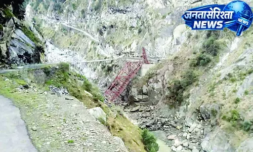 भरमौर-होली मार्ग पर निर्माणाधीन स्टील ट्रस पुल ध्वस्त, रावी नदी में गिरा भरमौर-होली मार्ग पर निर्माणाधीन स्टील ट्रस पुल ध्वस्त, रावी नदी में गिरा