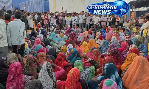 MP : छतरपुर में गुस्साए ग्रामीणों ने ₹44,000 करोड़ के केन-बेतवा प्रोजेक्ट का काम रोका MP : छतरपुर में गुस्साए ग्रामीणों ने ₹44,000 करोड़ के केन-बेतवा प्रोजेक्ट का काम रोका