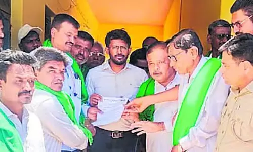 Karnataka : अधिकारियों के खिलाफ कार्रवाई की मांग Karnataka : अधिकारियों के खिलाफ कार्रवाई की मांग