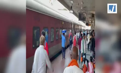 RPF जवानों की सतर्कता से बची यात्री की जान, ट्रेन और प्लेटफार्म के बीच फंसे यात्री को बचाया RPF जवानों की सतर्कता से बची यात्री की जान, ट्रेन और प्लेटफार्म के बीच फंसे यात्री को बचाया