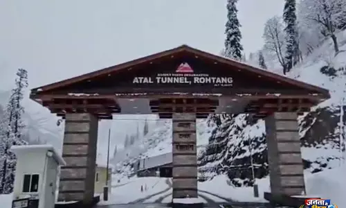 Himachal में ताज़ा बर्फ़बारी से तापमान में भारी गिरावट