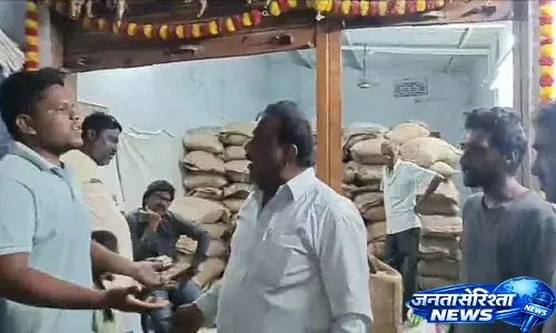 Ramagundam में राशन डीलरों पर लाभार्थियों से धोखाधड़ी करने का आरोप