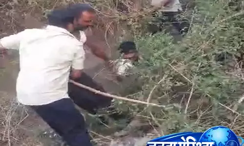घर में चोरी कर भाग रहा था चोर, लोगों ने पकड़कर पीटा, देखें VIDEO...