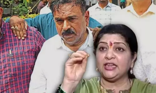 Sharmila Thackeray ने गुस्से में महिला के व्यवहार पर सवाल उठाए Sharmila Thackeray ने गुस्से में महिला के व्यवहार पर सवाल उठाए