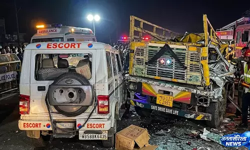 कांग्रेस नेता के काफिले की गाड़ी हादसे का शिकार, ट्रक की टक्कर में कई सुरक्षाकर्मी घायल