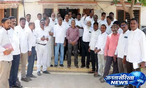 Kodad के वकीलों ने पुजारी येल्लैया की हत्या के विरोध में प्रदर्शन किया Kodad के वकीलों ने पुजारी येल्लैया की हत्या के विरोध में प्रदर्शन किया