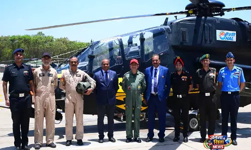 सेना प्रमुख जनरल उपेंद्र द्विवेदी ने HAL में प्रचंड हेलीकॉप्टर में भरी उड़ान सेना प्रमुख जनरल उपेंद्र द्विवेदी ने HAL में प्रचंड हेलीकॉप्टर में भरी उड़ान