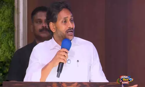 जगन मोहन रेड्डी ने अमरावती को Andhra की एकमात्र राजधानी घोषित किए जाने की कड़ी आलोचना की जगन मोहन रेड्डी ने अमरावती को Andhra की एकमात्र राजधानी घोषित किए जाने की कड़ी आलोचना की