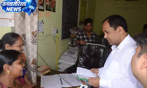 कलेक्टर ने पीडीएस दुकान का किया औचक निरीक्षण