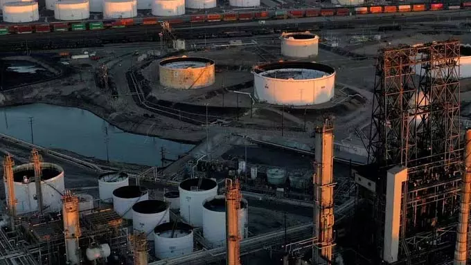 कच्चे तेल के दाम में भारी गिरावट, राहत की खबर कच्चे तेल के दाम में भारी गिरावट, राहत की खबर
