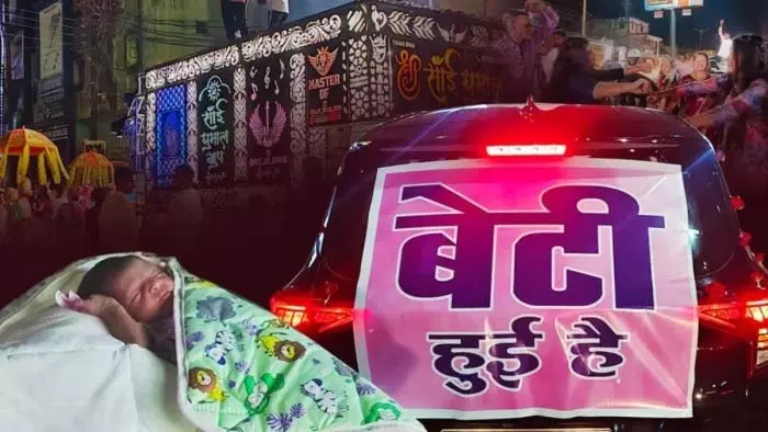परिवार में 24 साल बाद हुई बेटी, जमकर आतिशबाजी परिवार में 24 साल बाद हुई बेटी, जमकर आतिशबाजी