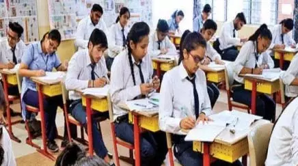 9वीं और 11वीं की परीक्षा को गंभीरता से नहीं ले रहे टीचर, एग्जाम सेंटर से गायब 9वीं और 11वीं की परीक्षा को गंभीरता से नहीं ले रहे टीचर, एग्जाम सेंटर से गायब