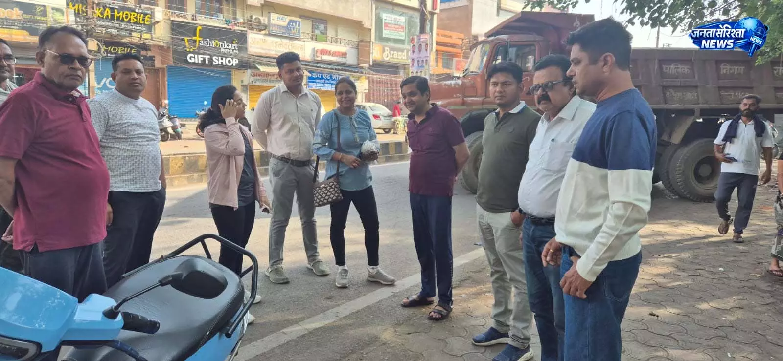 पण्डित सुन्दरलाल शर्मा स्कूल के पास लगे पान ठेला और गुमटी जब्त, नाले से 2 ट्रक मलबा निकाला गया पण्डित सुन्दरलाल शर्मा स्कूल के पास लगे पान ठेला और गुमटी जब्त, नाले से 2 ट्रक मलबा निकाला गया