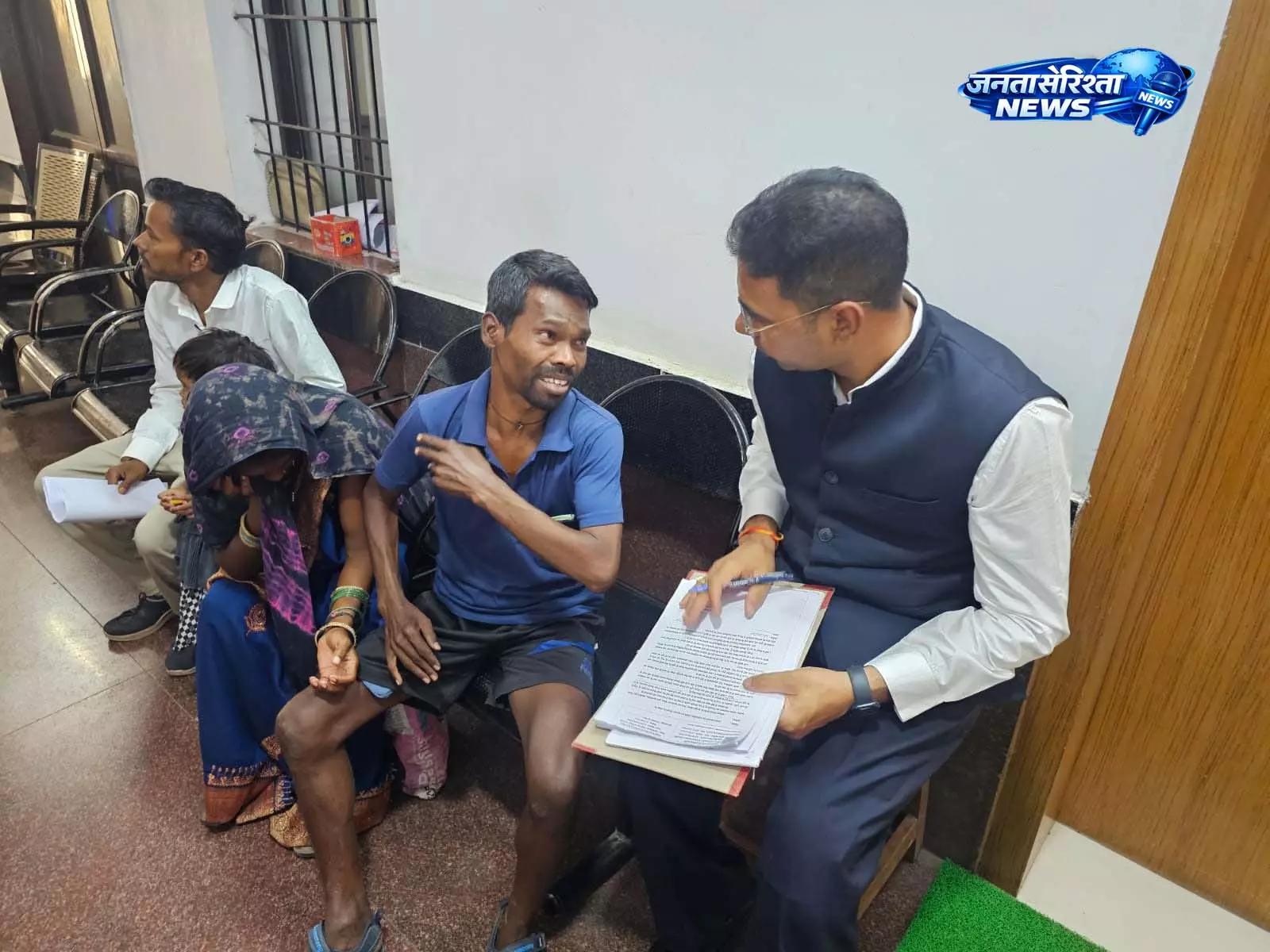 केबिन छोड़ दिव्यांग के पास बैठ गए कलेक्टर, गुहार सुनी केबिन छोड़ दिव्यांग के पास बैठ गए कलेक्टर, गुहार सुनी