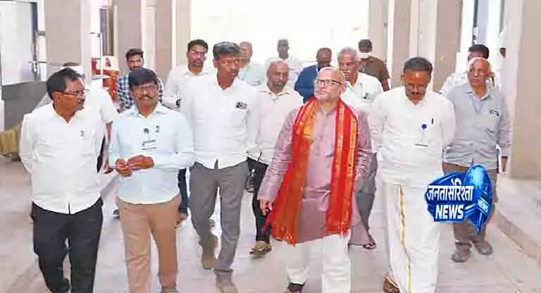 Andhra: अतिरिक्त ईओ ने टीटीडी के निर्माण के लिए जगह का निरीक्षण किया Andhra: अतिरिक्त ईओ ने टीटीडी के निर्माण के लिए जगह का निरीक्षण किया
