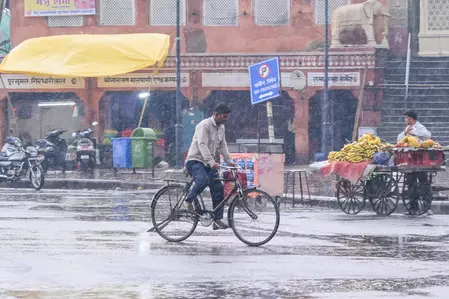 राजस्थान में भारी बारिश और ओलावृष्टि के कारण पारा गिरा राजस्थान में भारी बारिश और ओलावृष्टि के कारण पारा गिरा