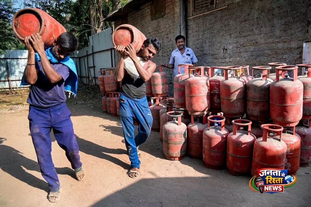 भुवनेश्वर: टिम्बर डिपो में LPG गैस सिलेंडर जमा किए हुए मिले भुवनेश्वर: टिम्बर डिपो में LPG गैस सिलेंडर जमा किए हुए मिले