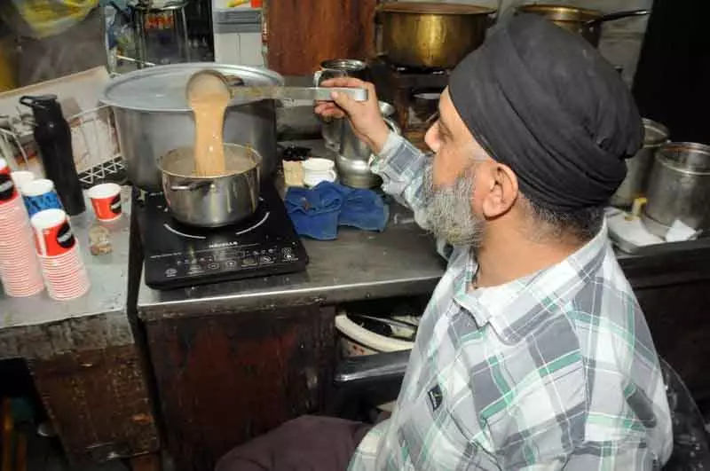 Amritsar में LPG की कमी से रेस्टोरेंट बंद, टूरिस्ट की संख्या में कमी Amritsar में LPG की कमी से रेस्टोरेंट बंद, टूरिस्ट की संख्या में कमी