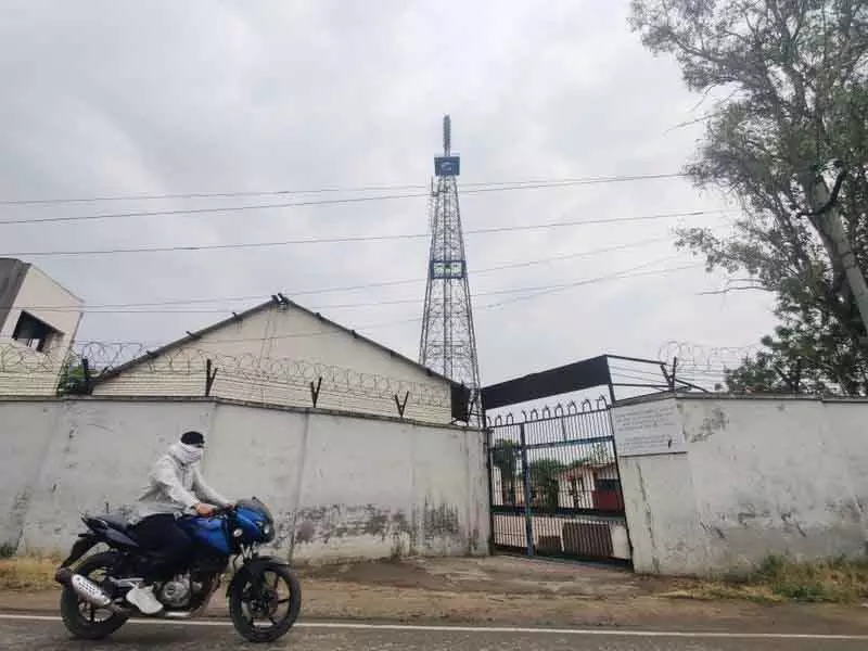 Amritsar के बसरके गिल्लन गांव में बंद ट्रांसमिशन टावर अब भी खड़ा Amritsar के बसरके गिल्लन गांव में बंद ट्रांसमिशन टावर अब भी खड़ा