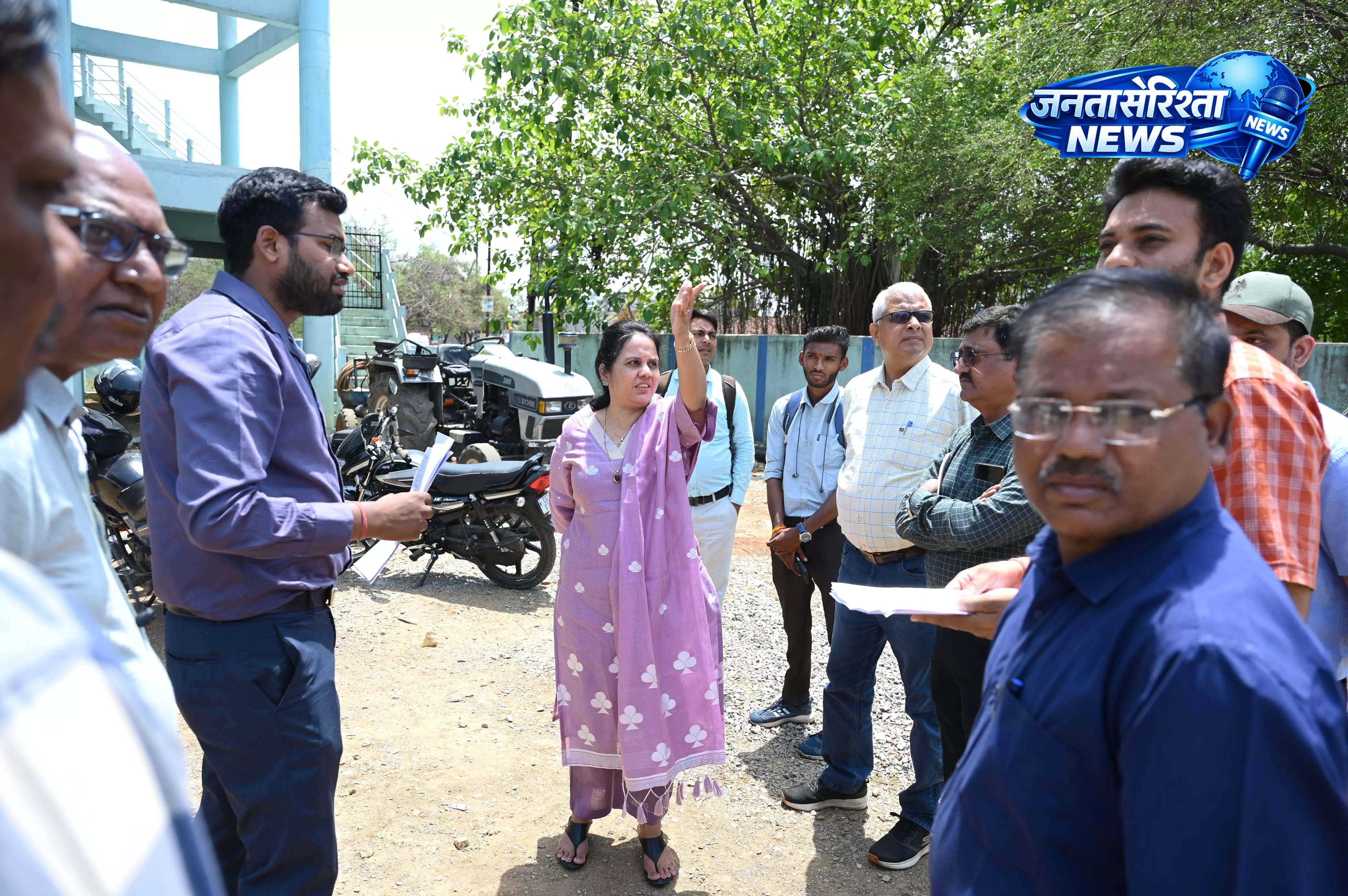 लाभांडी में पाइपलाइन कार्य अधूरा, महापौर मीनल चौबे ने लगाई कड़ी फटकार लाभांडी में पाइपलाइन कार्य अधूरा, महापौर मीनल चौबे ने लगाई कड़ी फटकार