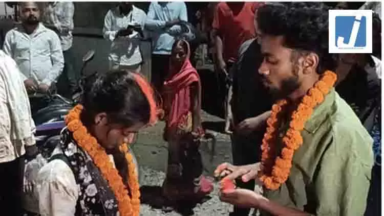 Sex Racket की सूचना...होटल में पकड़े गए जोड़े ने सड़क पर रचाई शादी, तीन जोड़ों ने भरा विवाह का बांड Sex Racket की सूचना...होटल में पकड़े गए जोड़े ने सड़क पर रचाई शादी, तीन जोड़ों ने भरा विवाह का बांड