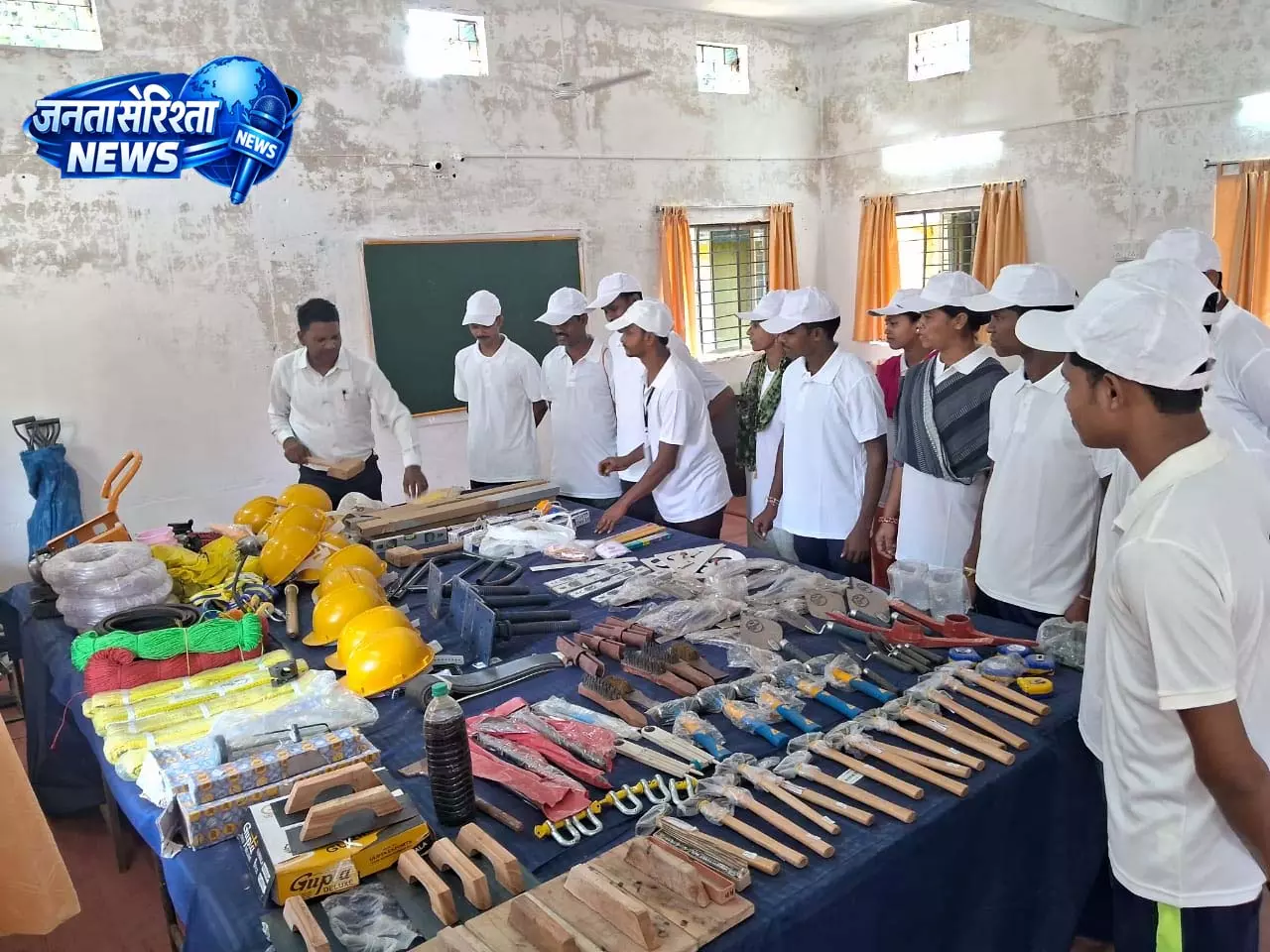 विशेष लेख : कभी बंदूक थामकर हिंसा करने वाले माओवादी अब सीख रहे हुनर विशेष लेख : कभी बंदूक थामकर हिंसा करने वाले माओवादी अब सीख रहे हुनर