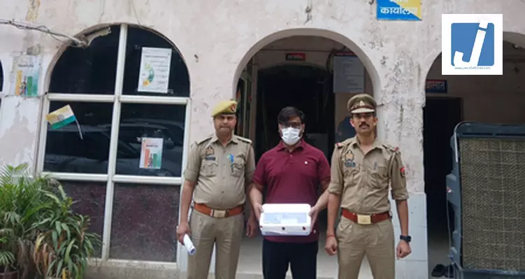 विदेश भेजने के नाम पर लाखों की ठगी करने वाला आरोपी गिरफ्तार, फर्जी वीजा और दस्तावेज बरामद विदेश भेजने के नाम पर लाखों की ठगी करने वाला आरोपी गिरफ्तार, फर्जी वीजा और दस्तावेज बरामद